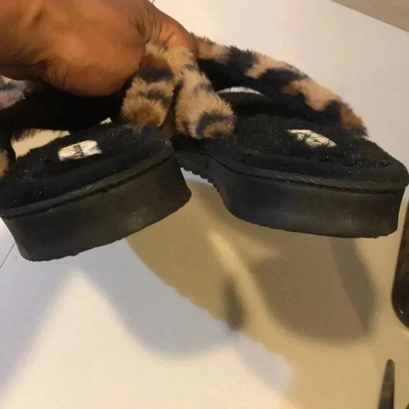 Dearfoams Animal Print Soft Faux Fur Thong Slippers Size Large 9-10 - Picture 4 of 8